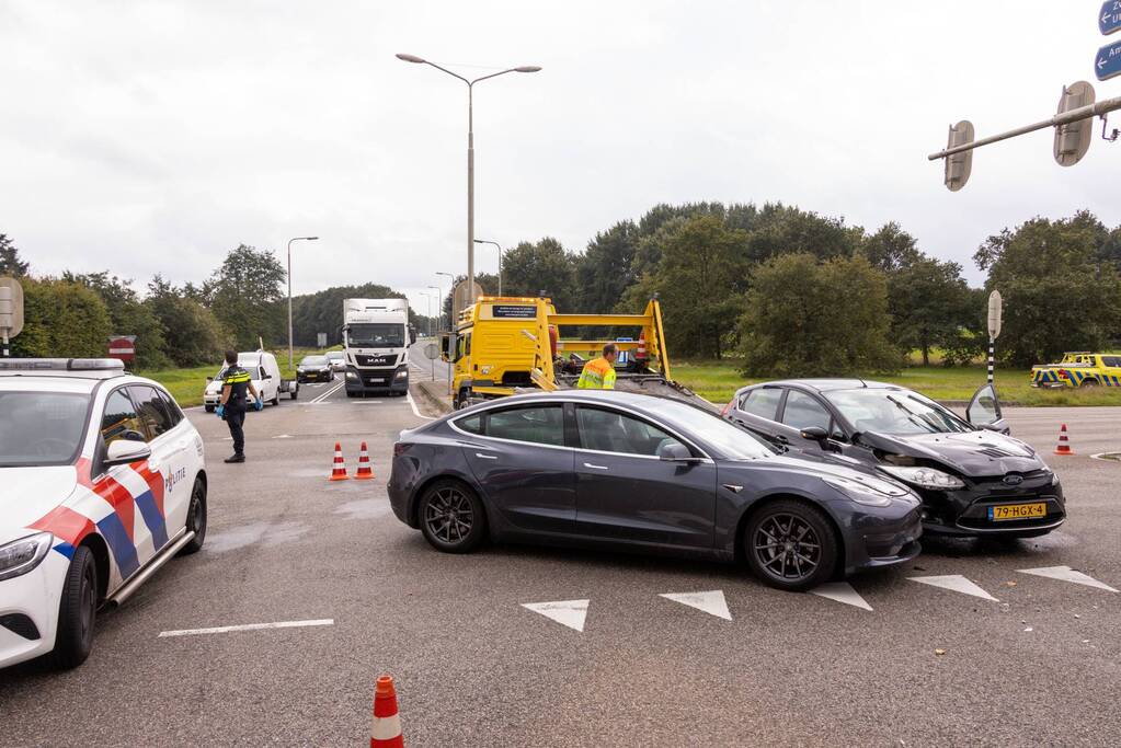 Flinke schade bij verkeersongeval op kruispunt