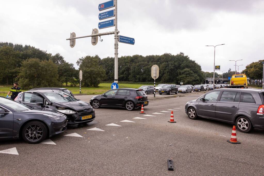 Flinke schade bij verkeersongeval op kruispunt