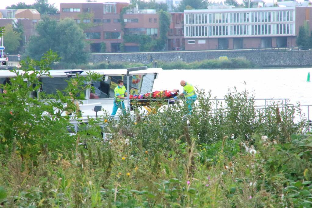 Persoon ernstig gewond op binnenvaartschip