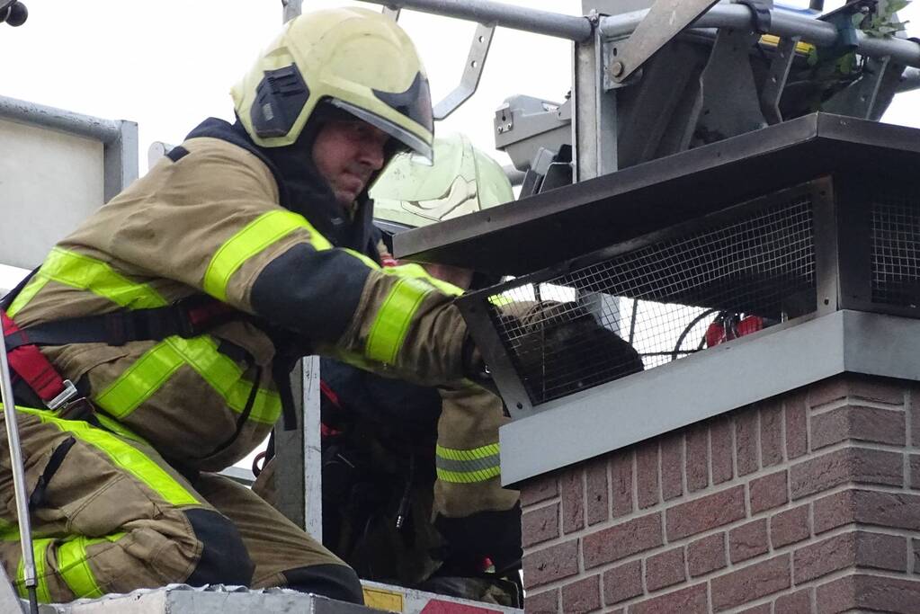 Brandweer doet controle in schoorsteen na brand