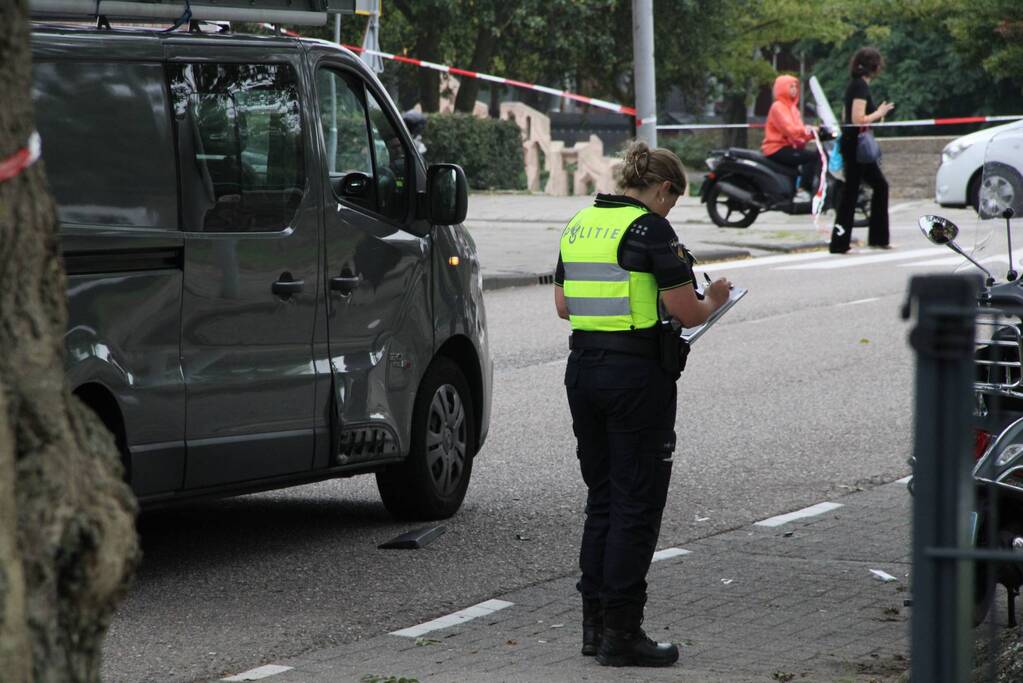 Scooterrijder en bestelbus met elkaar in botsing