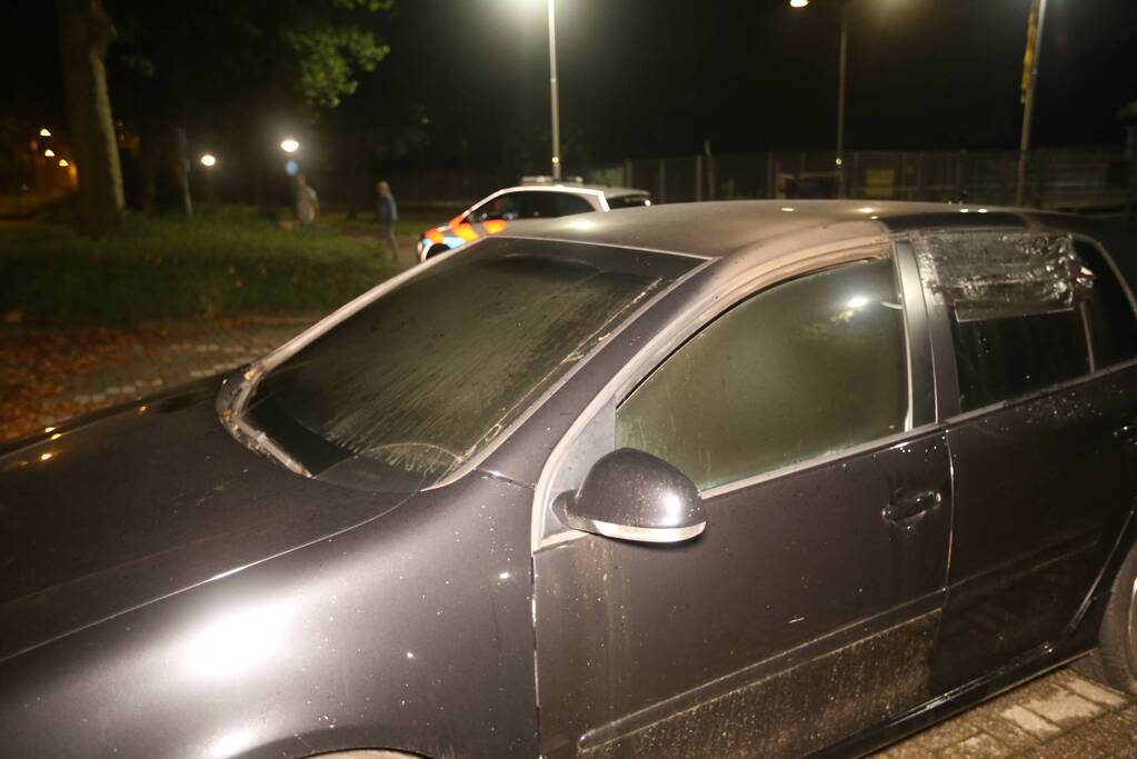 Politie doet onderzoek naar brand in personenauto