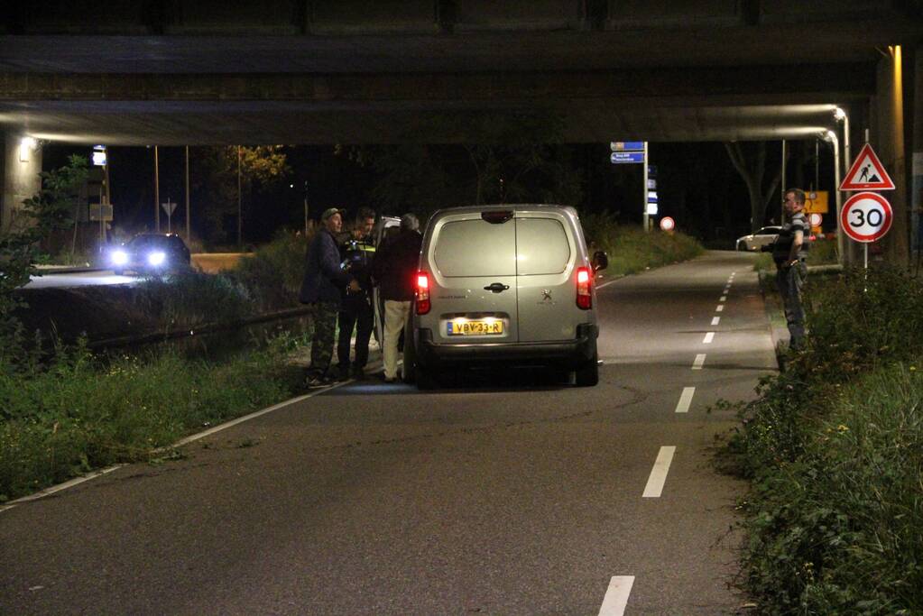 Bestelbus belandt in berm bij ongeval