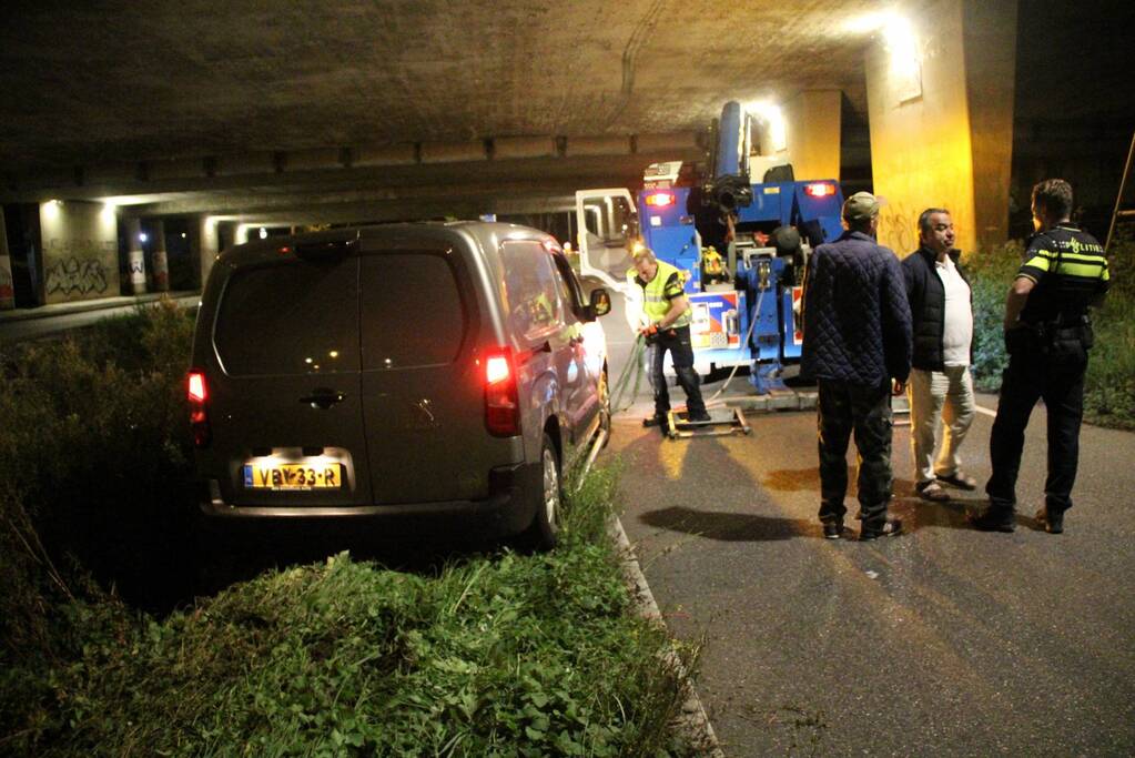 Bestelbus belandt in berm bij ongeval