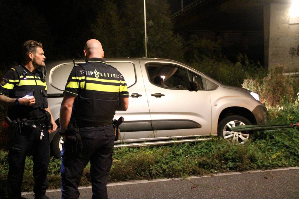 Bestelbus belandt in berm bij ongeval