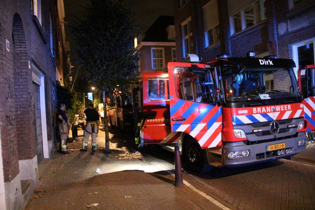 Brandweermannen ventileren woning na brand