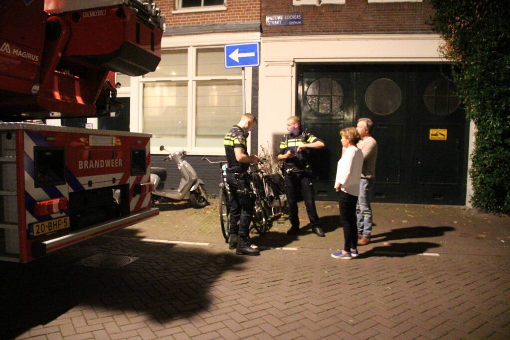 Brandweermannen ventileren woning na brand