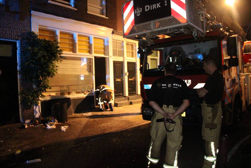 Brandweermannen ventileren woning na brand