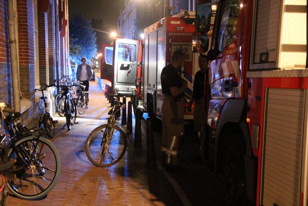 Brandweermannen ventileren woning na brand