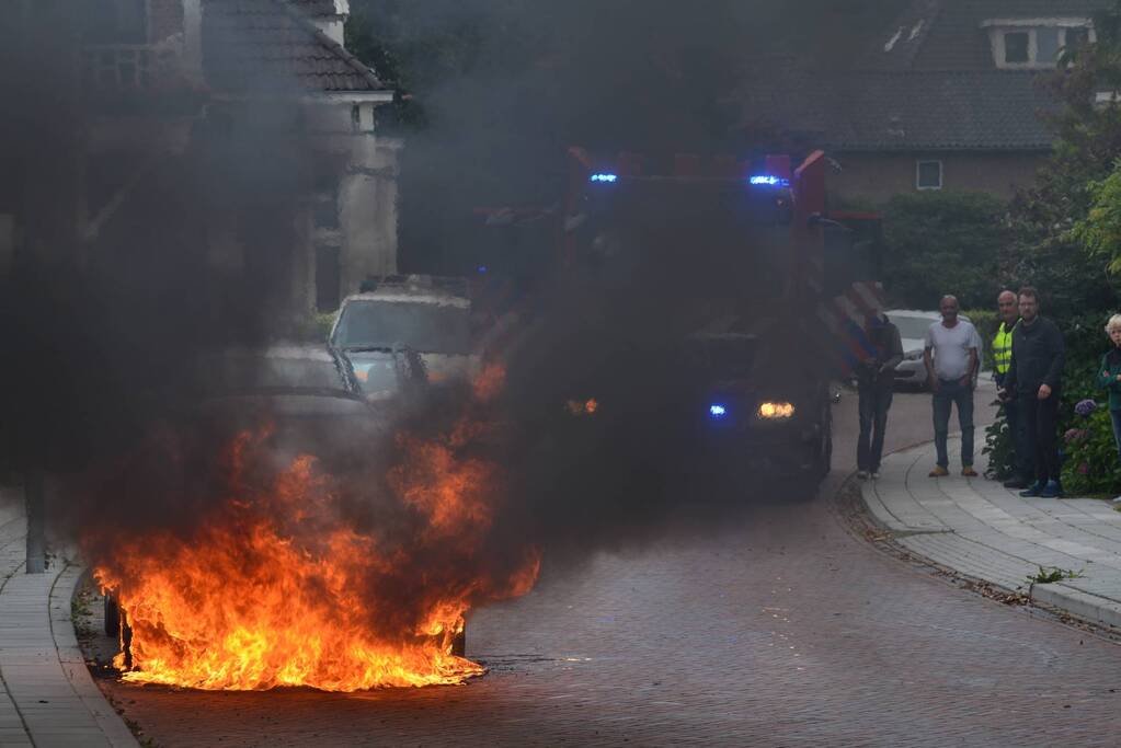 Auto gaat in vlammen op