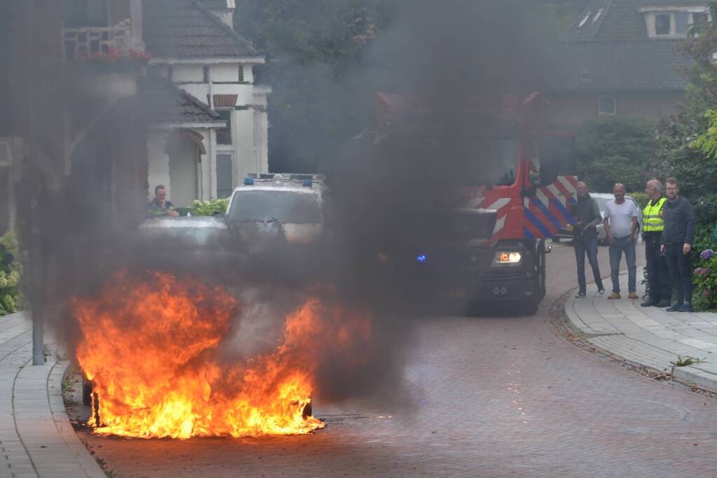 Auto gaat in vlammen op