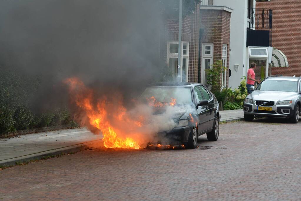 Auto gaat in vlammen op