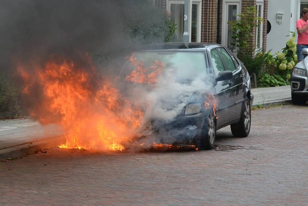 Auto gaat in vlammen op