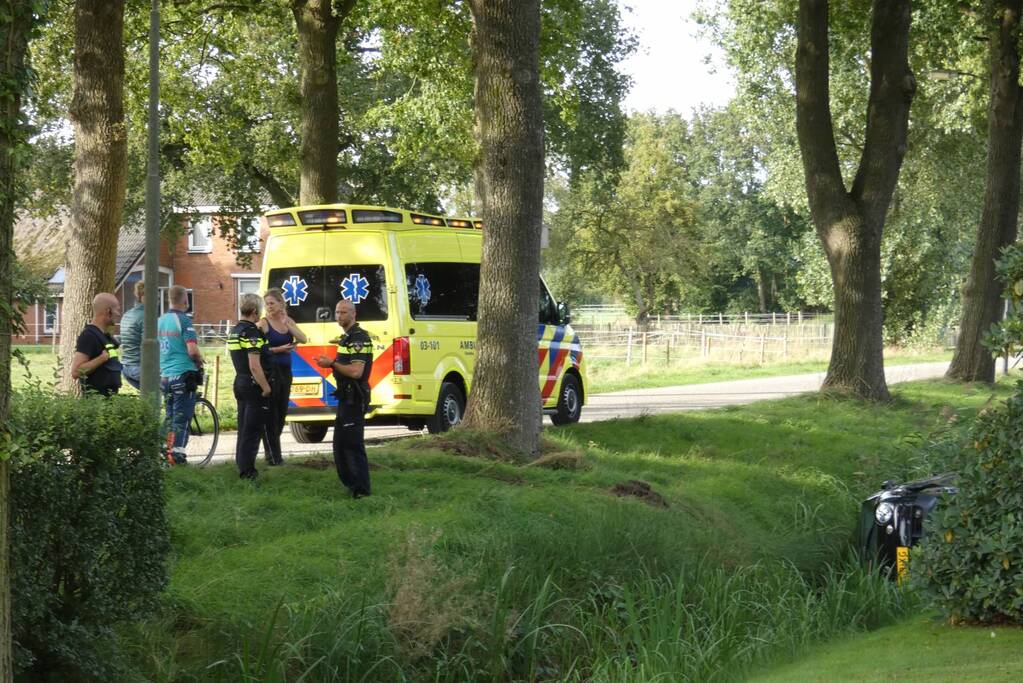 Auto in sloot nadat het uit de bocht vliegt