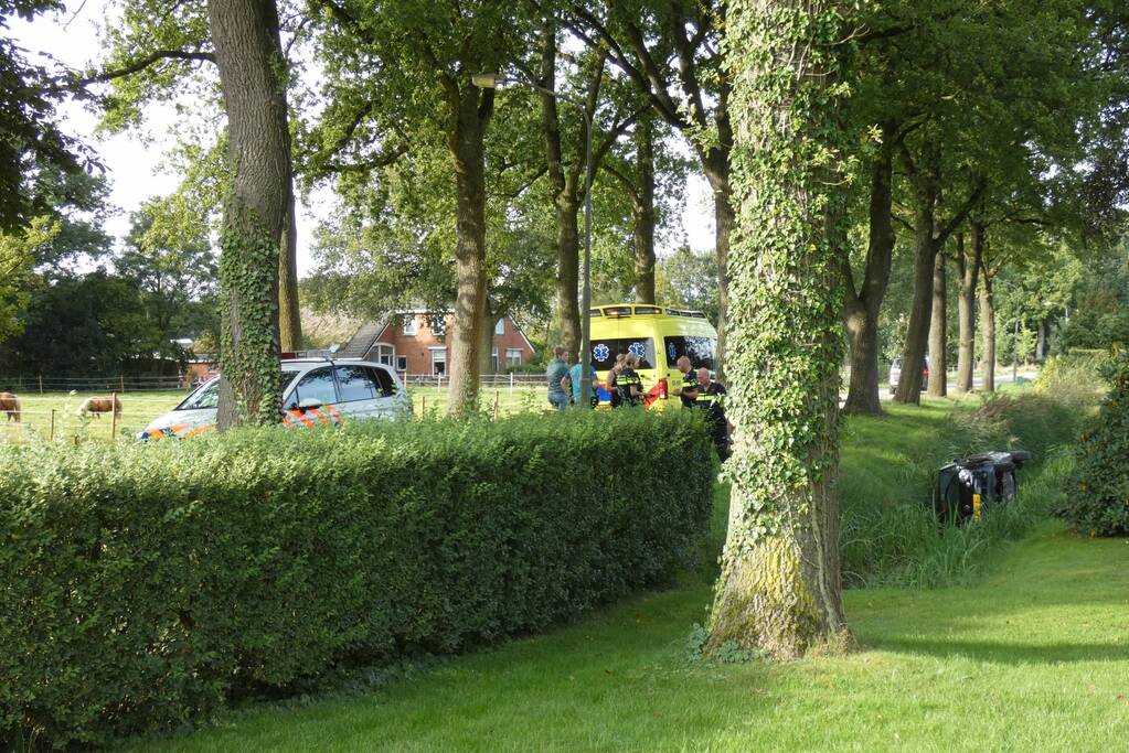 Auto in sloot nadat het uit de bocht vliegt