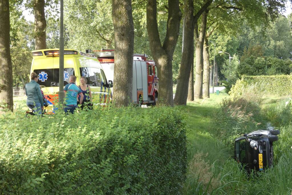 Auto in sloot nadat het uit de bocht vliegt