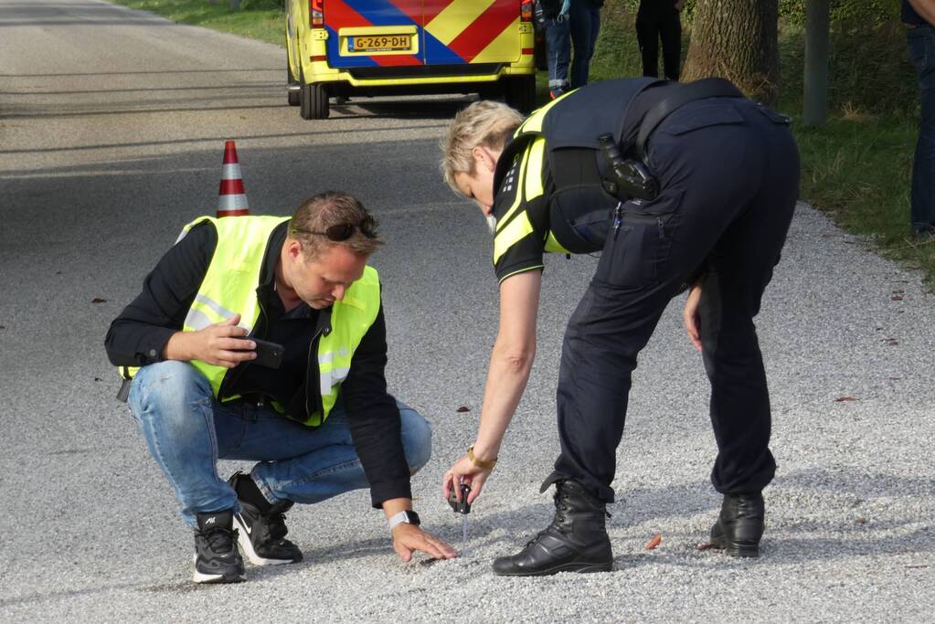 Auto in sloot nadat het uit de bocht vliegt