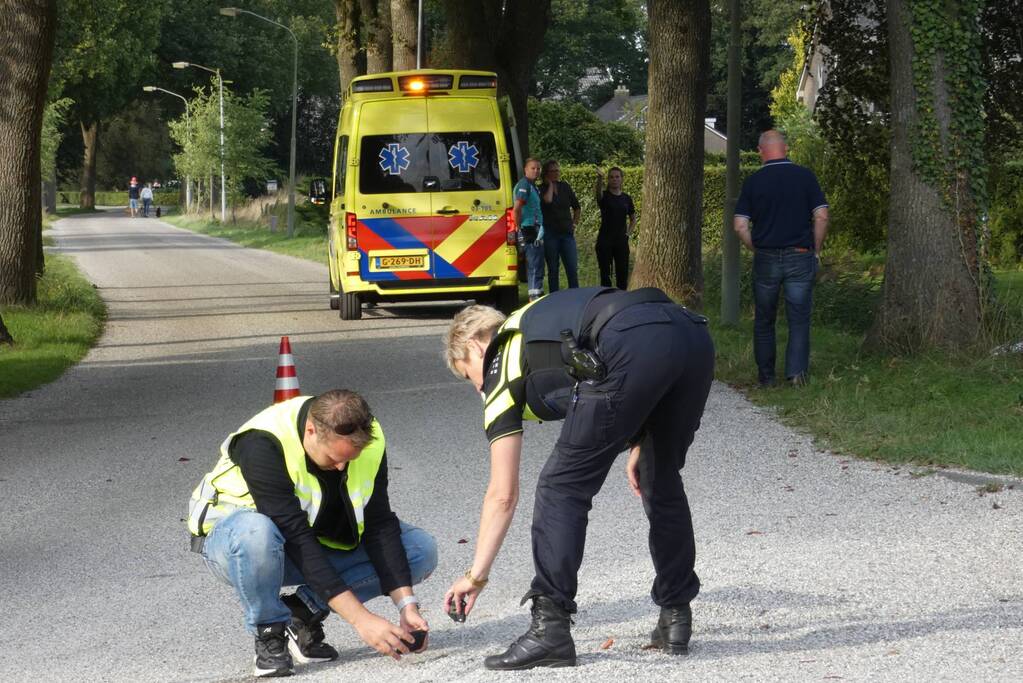Auto in sloot nadat het uit de bocht vliegt