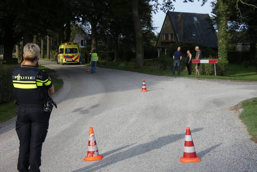 Auto in sloot nadat het uit de bocht vliegt