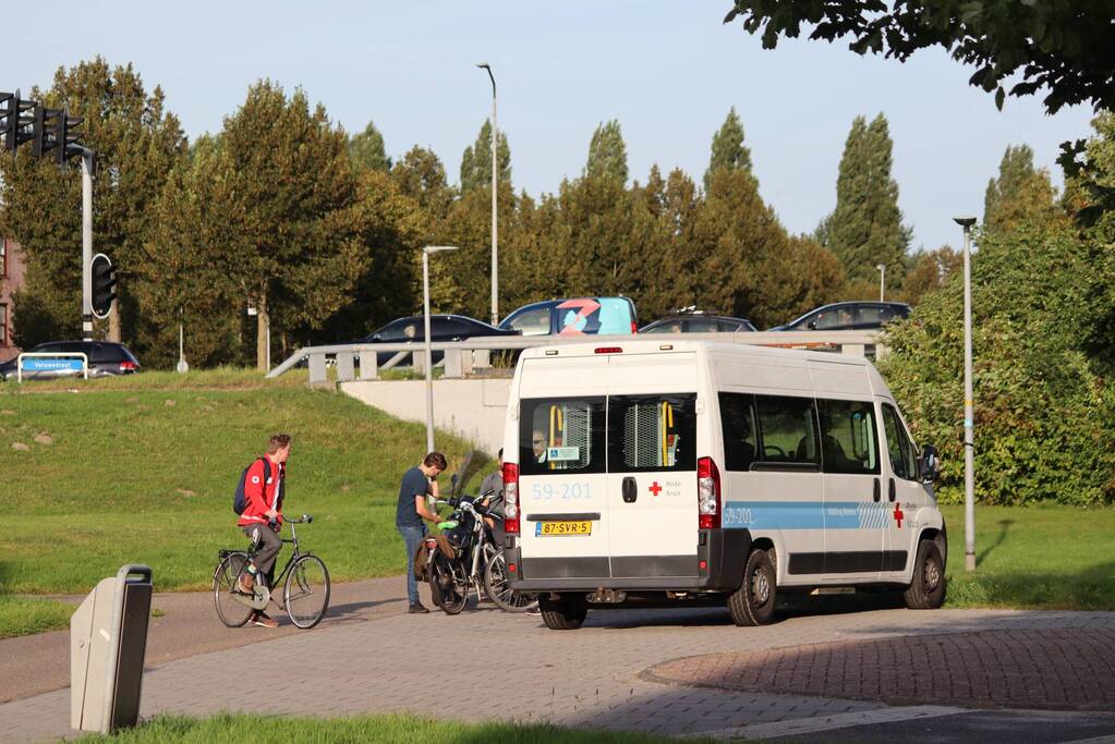 Fietser en scooter in botsing