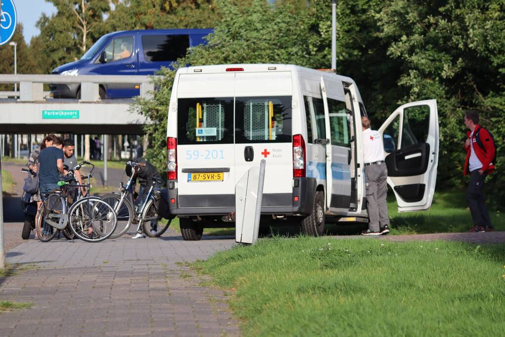 Fietser en scooter in botsing