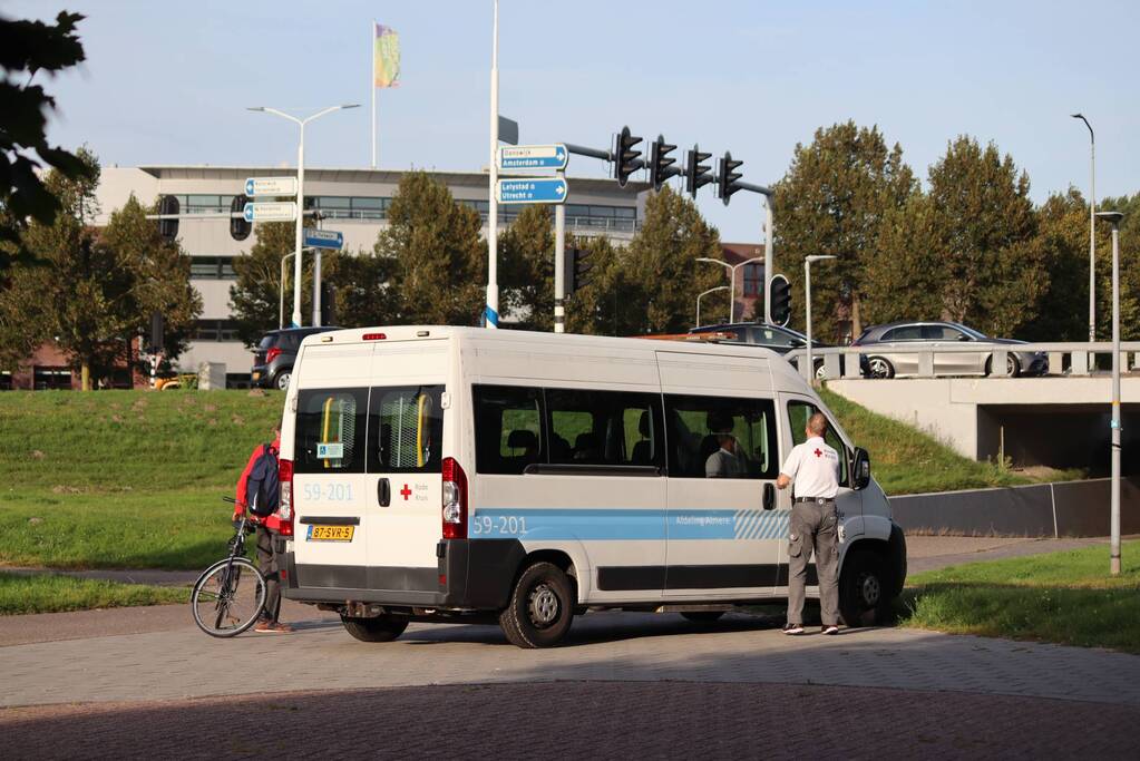 Fietser en scooter in botsing