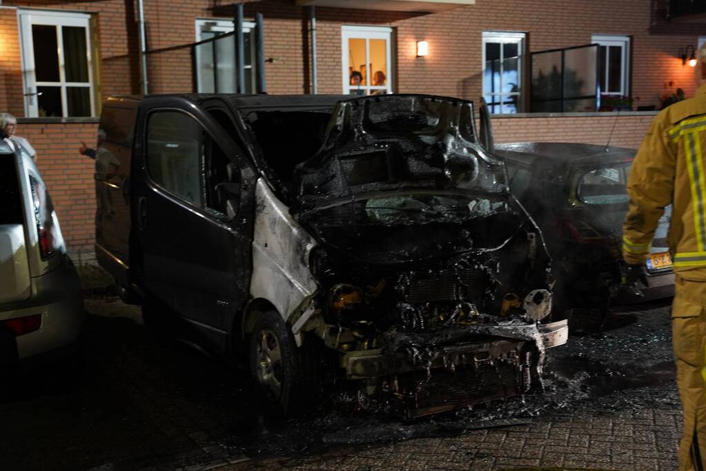 Bestelbus gaat in vlammen op
