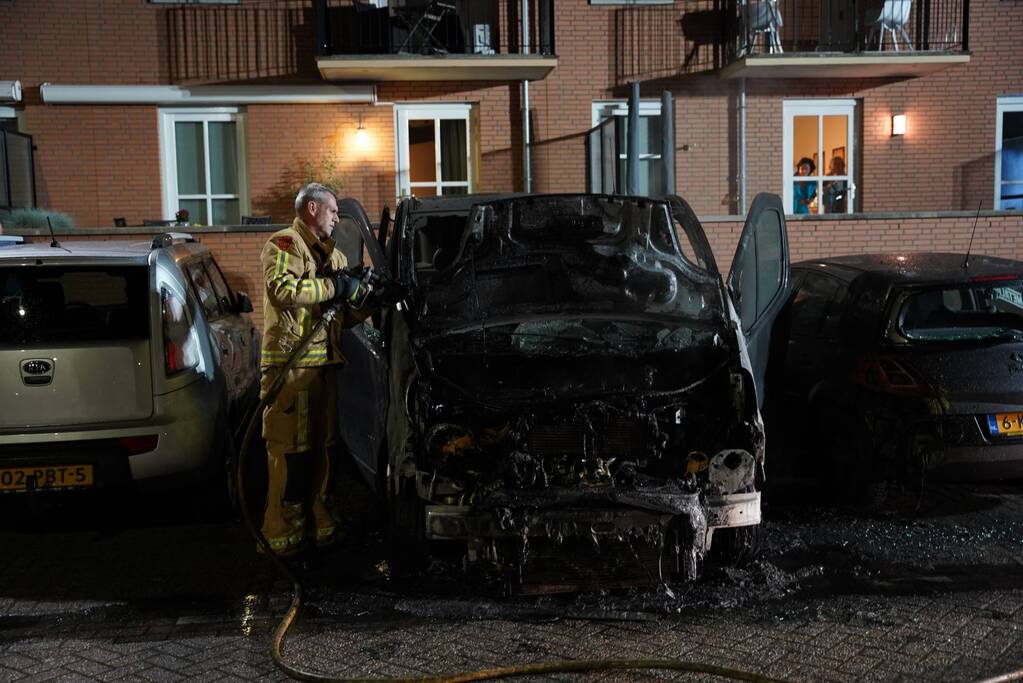 Bestelbus gaat in vlammen op