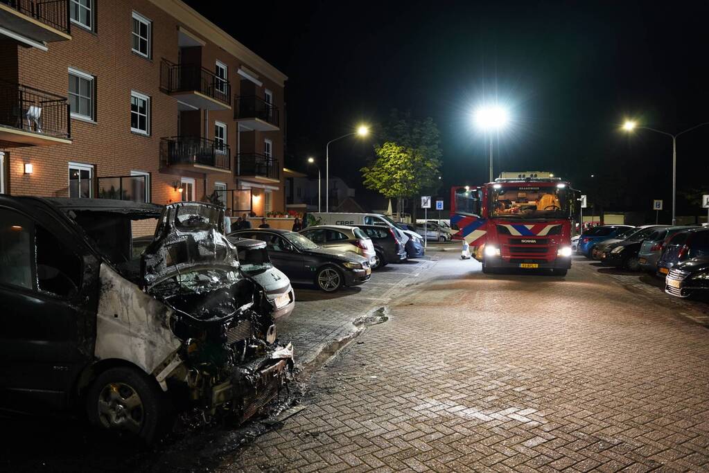 Bestelbus gaat in vlammen op