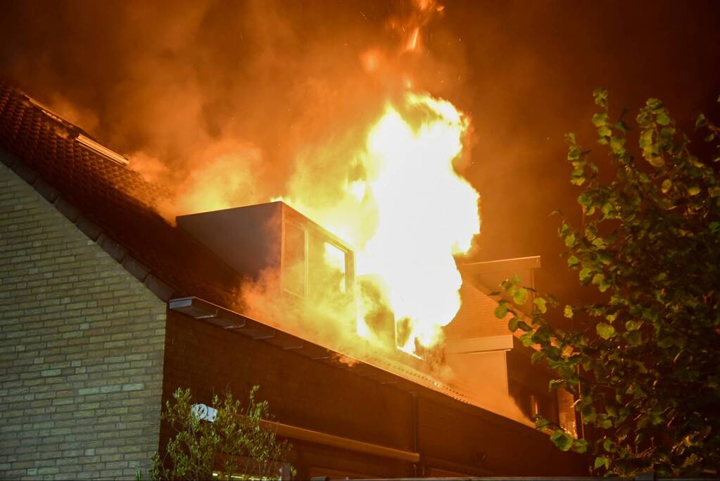 Enorme vlammen bij uitslaande woningbrand