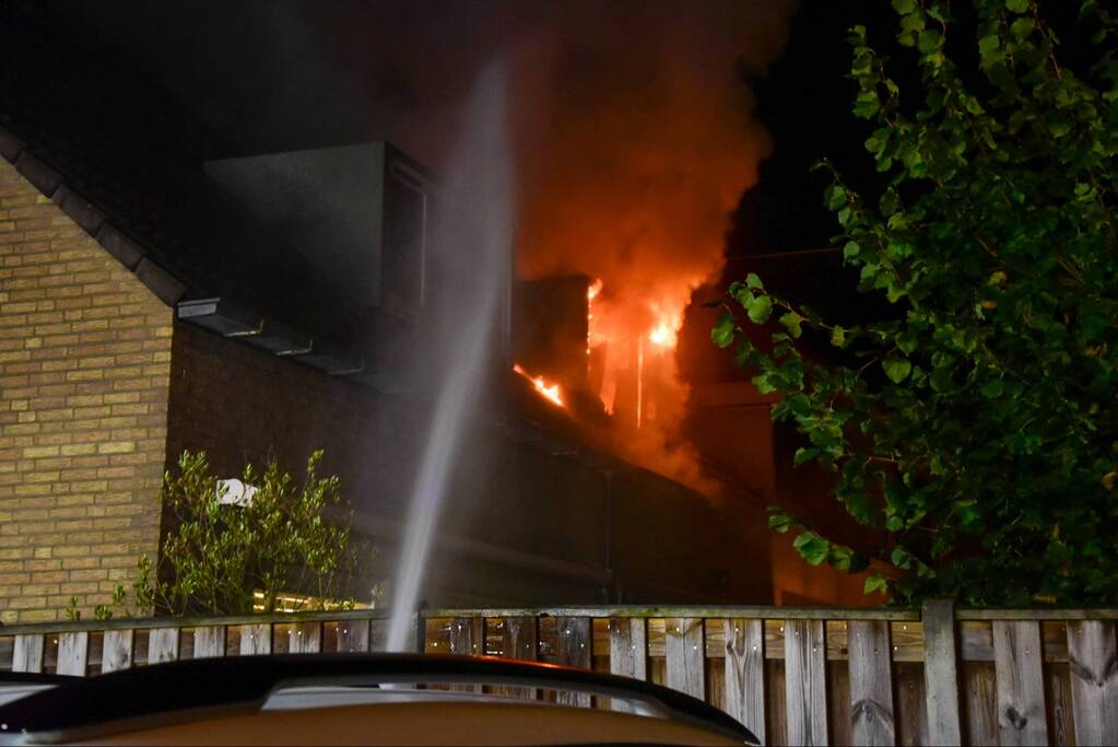 Enorme vlammen bij uitslaande woningbrand