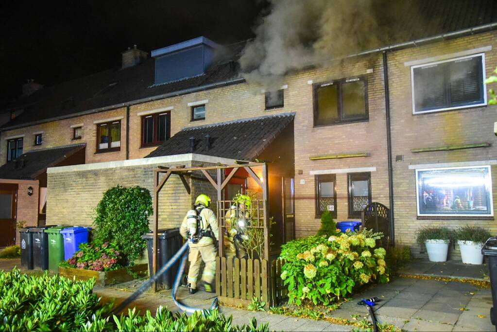 Enorme vlammen bij uitslaande woningbrand