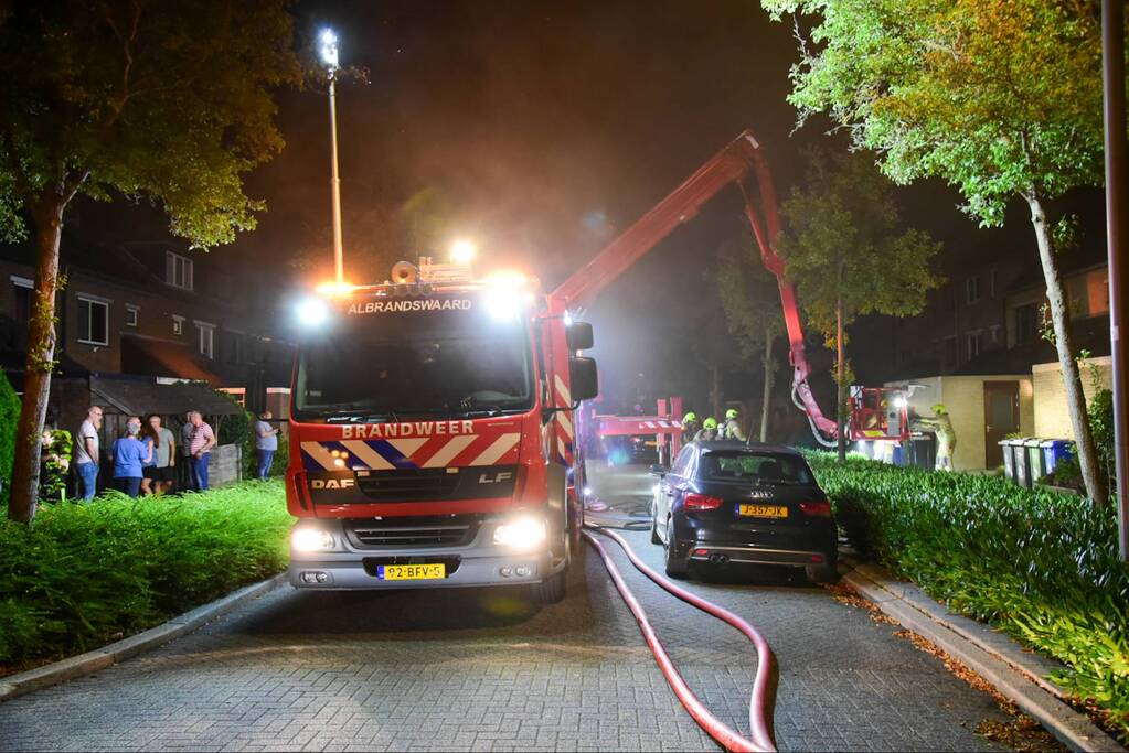 Enorme vlammen bij uitslaande woningbrand