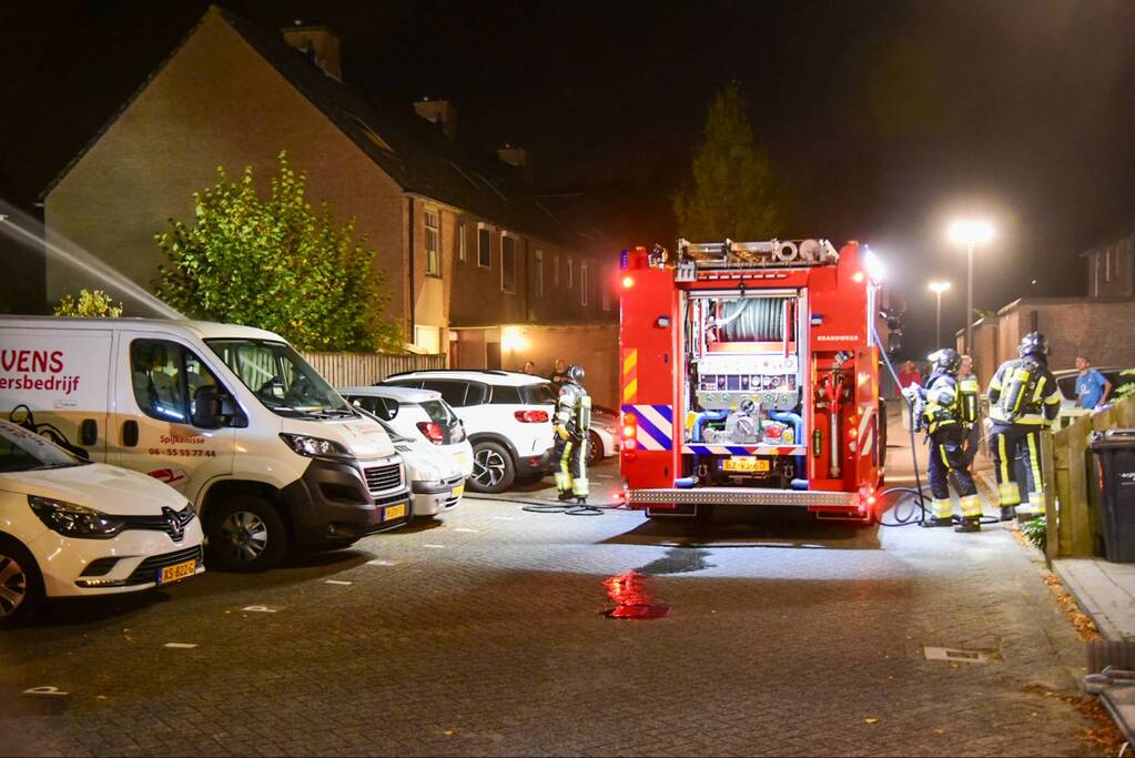 Enorme vlammen bij uitslaande woningbrand