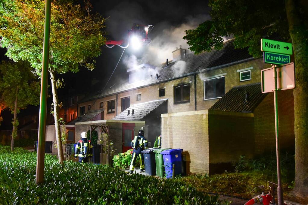 Enorme vlammen bij uitslaande woningbrand