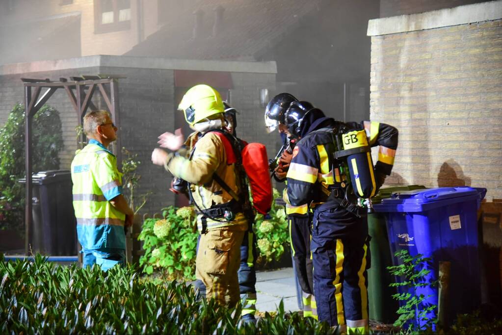 Enorme vlammen bij uitslaande woningbrand