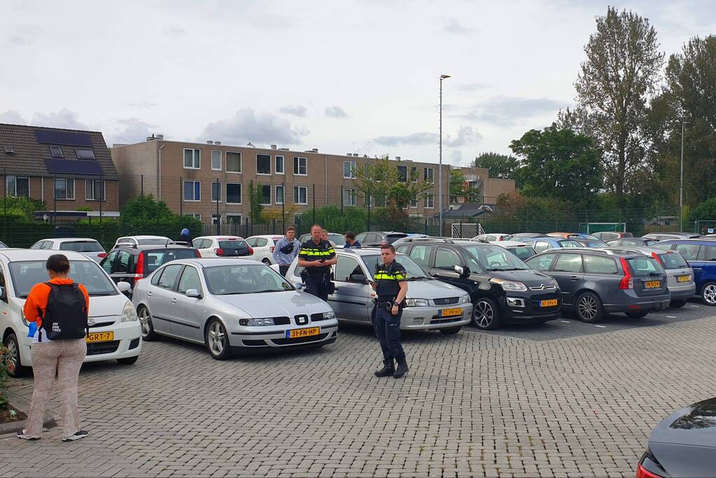 Auto's blokkeren uitrit parkeerplaats