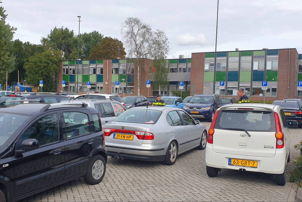 Auto's blokkeren uitrit parkeerplaats