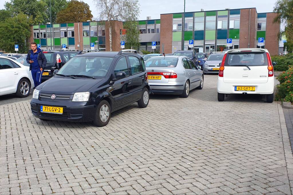 Auto's blokkeren uitrit parkeerplaats