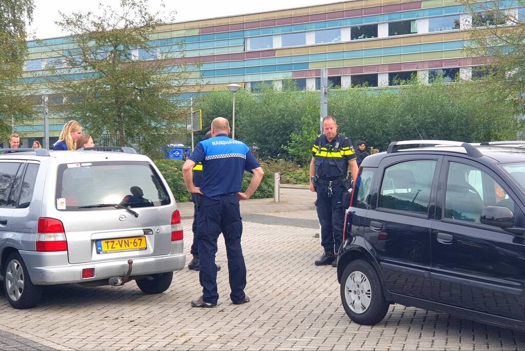 Auto's blokkeren uitrit parkeerplaats