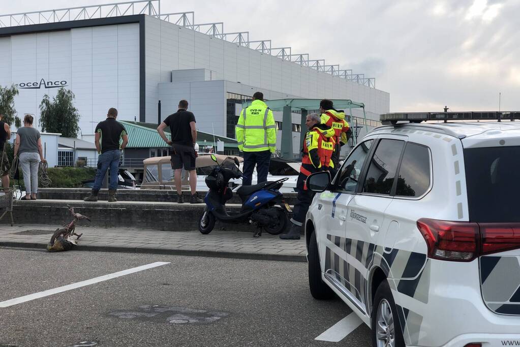 Omgeslagen boot wordt opgetakeld in jachthaven