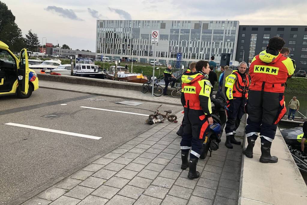 Omgeslagen boot wordt opgetakeld in jachthaven