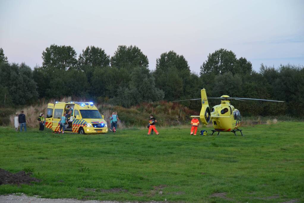 Man op crossmotor ernstig gewond