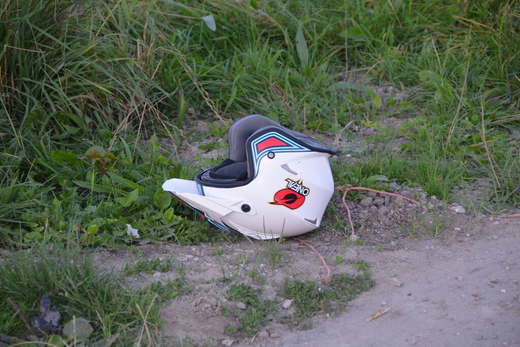 Man op crossmotor ernstig gewond