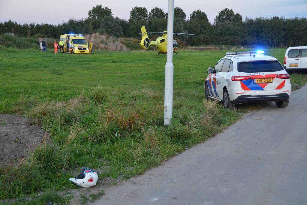 Man op crossmotor ernstig gewond
