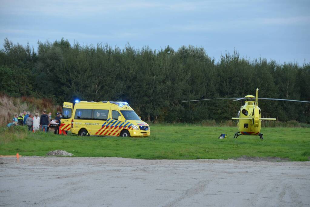 Man op crossmotor ernstig gewond