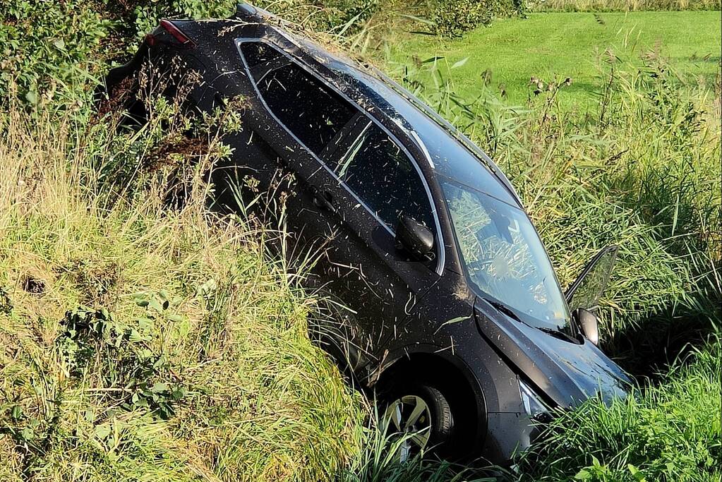 Auto crasht in sloot