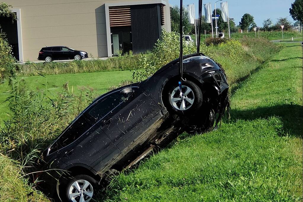 Auto crasht in sloot