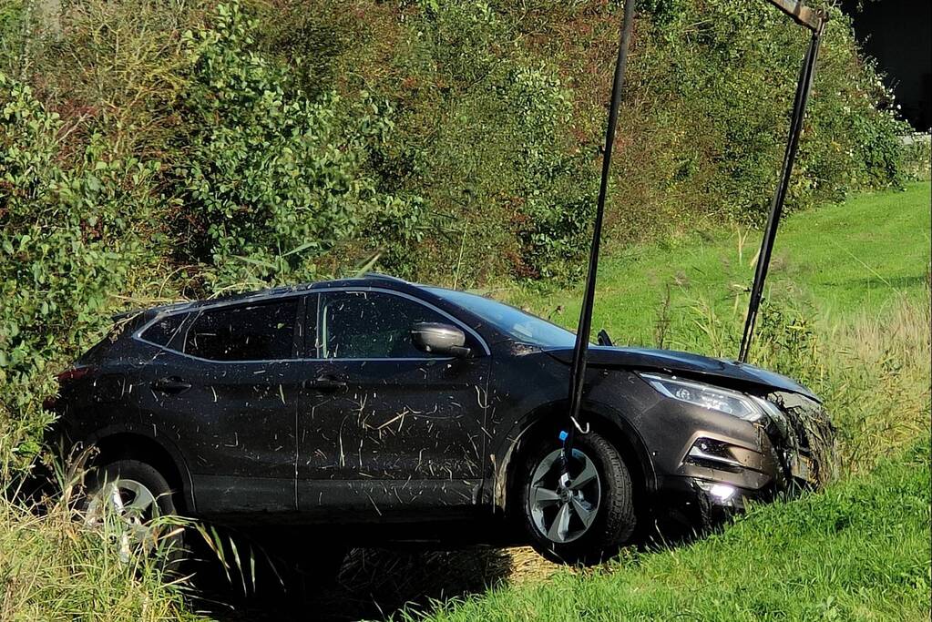 Auto crasht in sloot