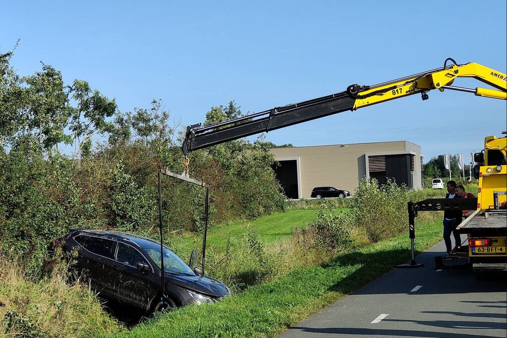 Auto crasht in sloot